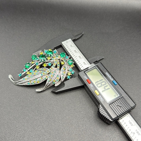 Elegant Silver and Green Leaf Rhinestone Brooch - Picture 7 of 8